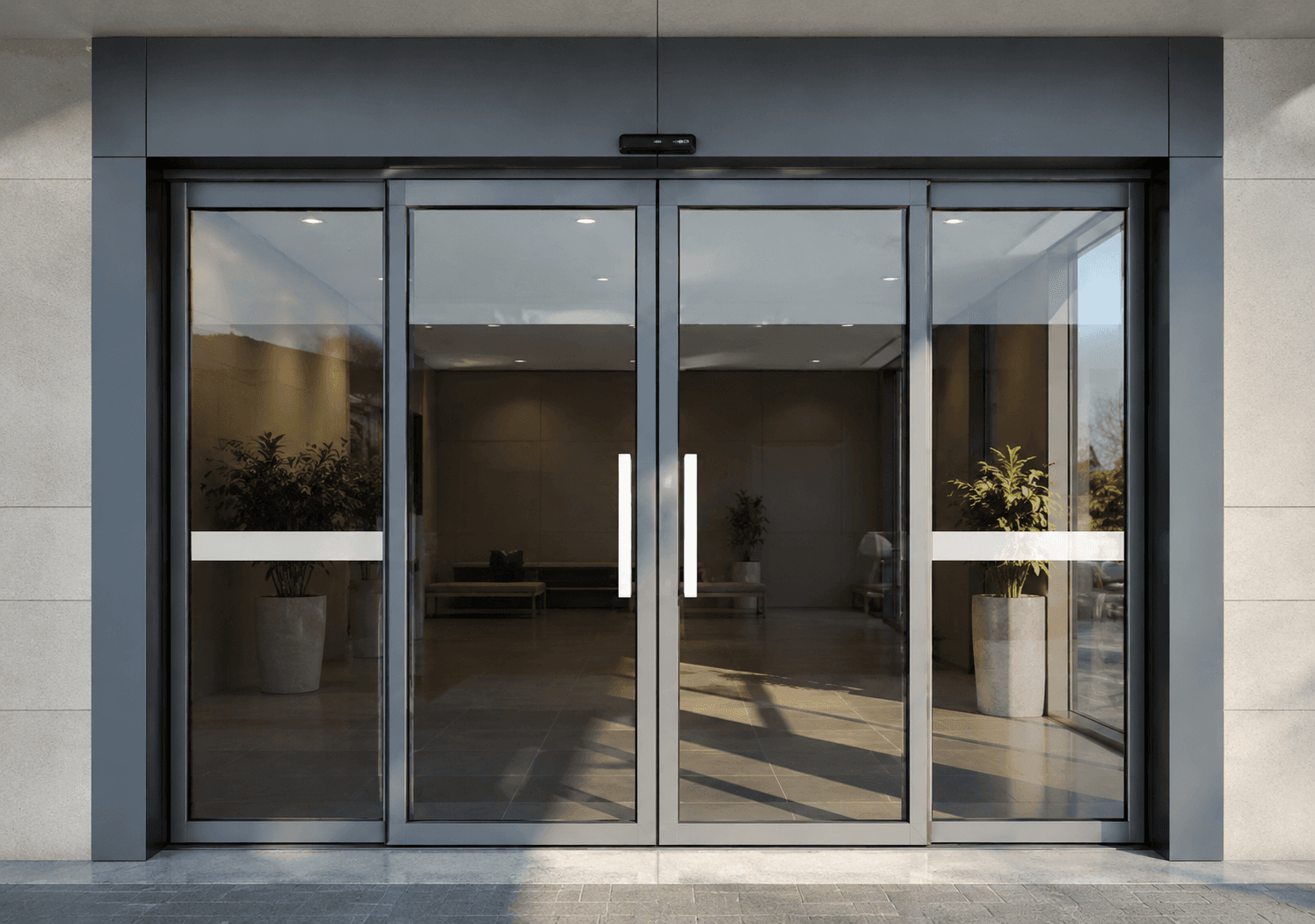 Fachada comercial com porta de correr automática de vidro instalada pela Agile Door